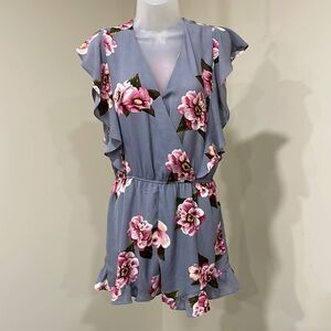 NWOT Umgee Gray Floral Romper. Size S small 4/6